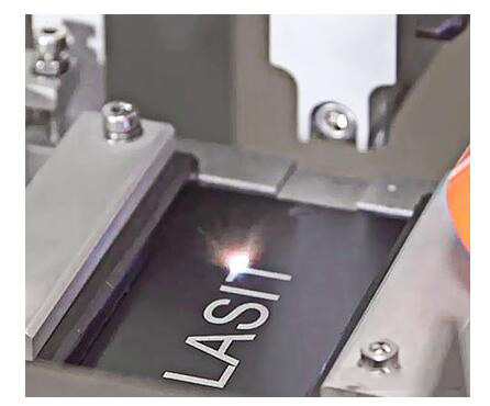 激光打標(biāo)由于穿透材料表面深度更小，因此相比激光雕刻耗時(shí)更少，jiag速度更快